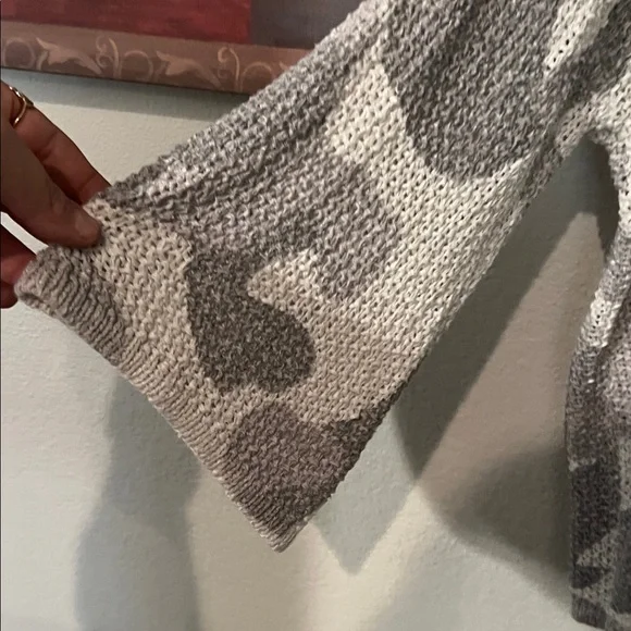 💥*3/$10* Mud Pie Gray and Cream V-Neck Sweater - Picture 5 of 7